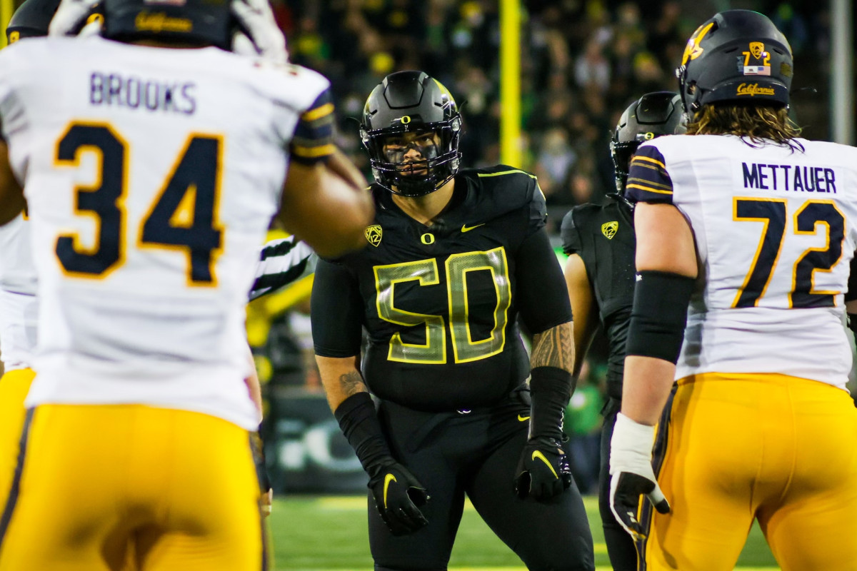 Oregon Ducks defensive lineman Popo Aumavae against the California Golden Bears in 2021.